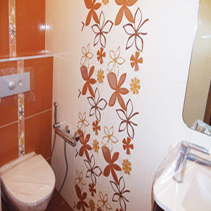 Ремонт ванной с ораньжево белой плиткой
