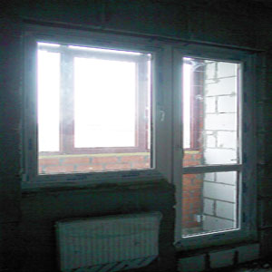 Фотография балконного блока в квартире перед началом ремонтных работ