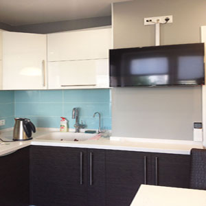 Фото кухни  с телевизором в двухкомнатной квартире