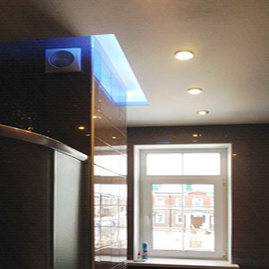 Отделка потолка ванной в таунхаусе со скрытой подсветкой по периметру