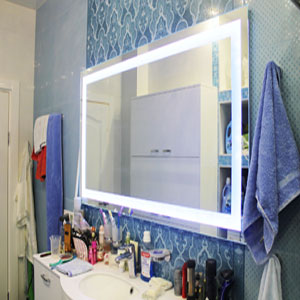 Ванная комната с большим зеркалом после ремонта