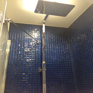 Ванная комната с лейкой-тропический душ в двухкомнатной квартире
