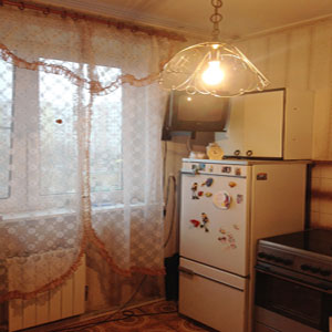 Тв и холодильник на старой кухни до начала ремонта