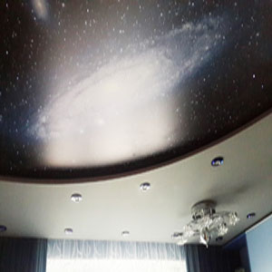 Фотография двух уровневого потолка со звездным небом
