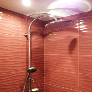 Тропический душ в ванной комнате после укладки плитки