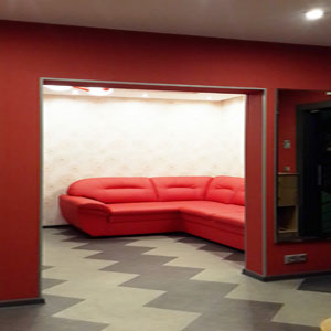 Вид на гостиную с красным диваном