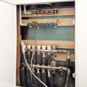 Фотография разводки гребенки водоснабжения и отопления в таунхаусе