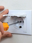 Монтаж влагозащищенной электрической розетки в ванной комнате