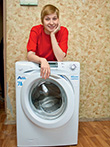 Хозяйка квартиры со стиральной машиной