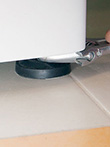 Регулировка стиральной машины по высоте при помощи ножек
