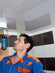 Монтаж потолочного светильника к натяжному потолку в ванной комнате