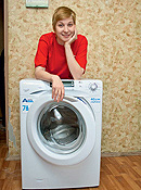 Наша очаровательная героиня с новой стиральной машиной